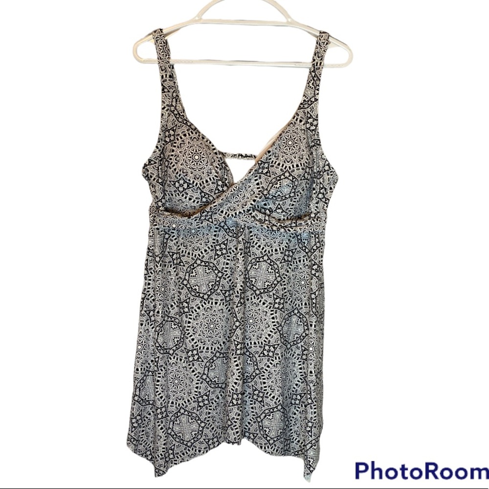 NWT 2pc Twist Vneck Hankie Hem Swimdress Set Swimsuits For All
